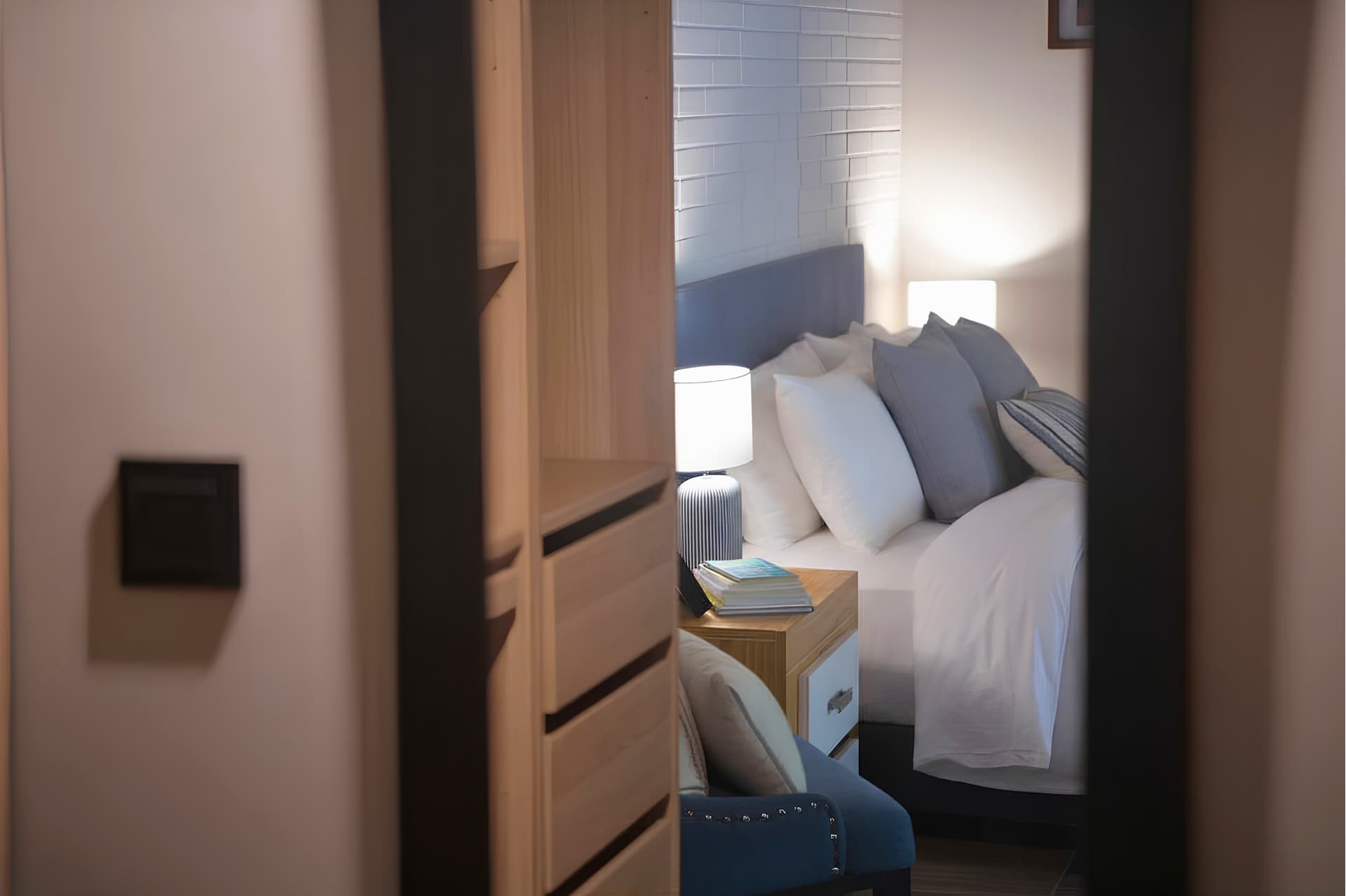 Loft by Casa ALPHA — dormitorio con luz natural, Miengo Cantabria