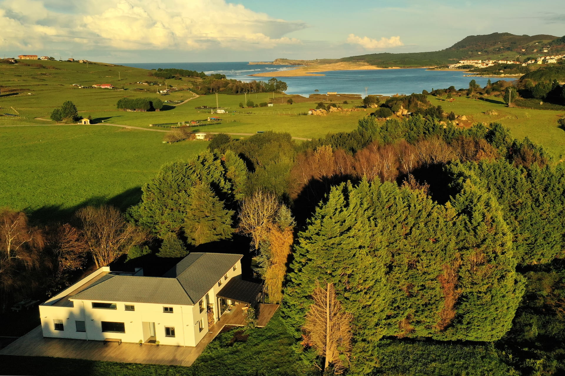 Vista aérea de Casa ALPHA rodeada de bosque privado, Miengo Cantabria